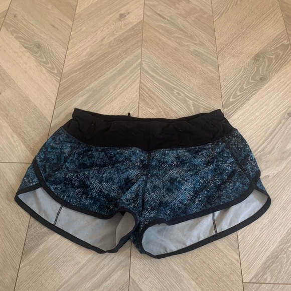 Lululemon Snake Blue Speed Shorts 4 2.5 - Picture 3 of 3